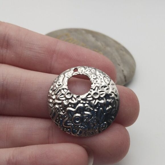 Jewelry - Crinkle cobble silver tone necklace pendant